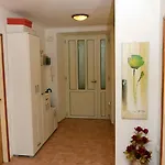 Private In The Center Of 3* Split